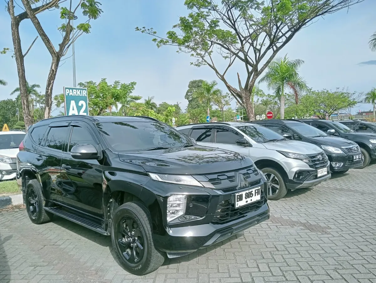 Mobil Nadhira Rental di parkiran Bandara Sultan Syarif Kasim II Pekanbaru