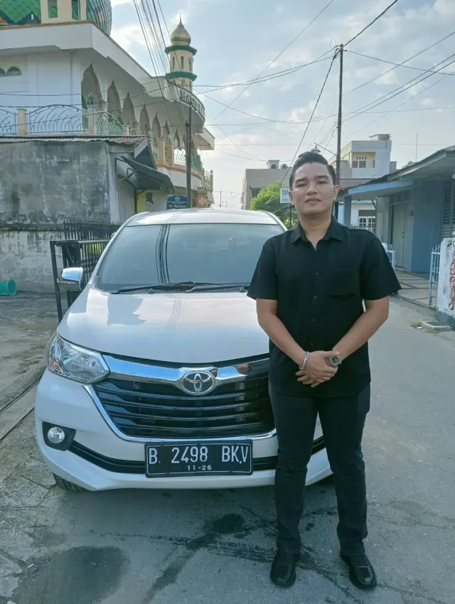 Serah terima Toyota Avanza kepada pelanggan Nadhira Rental Mobil Pekanbaru