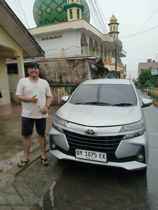 Serah terima Toyota Avanza kepada pelanggan Nadhira Rental Mobil Pekanbaru