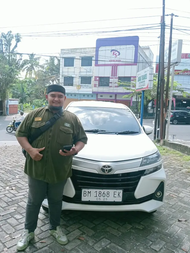 Serah terima Toyota Avanza kepada pelanggan Nadhira Rental Mobil Pekanbaru