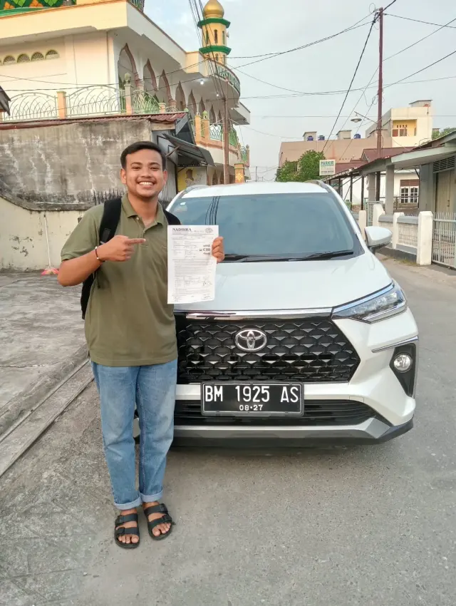 Serah terima Toyota Veloz kepada pelanggan Nadhira Rental Mobil Pekanbaru