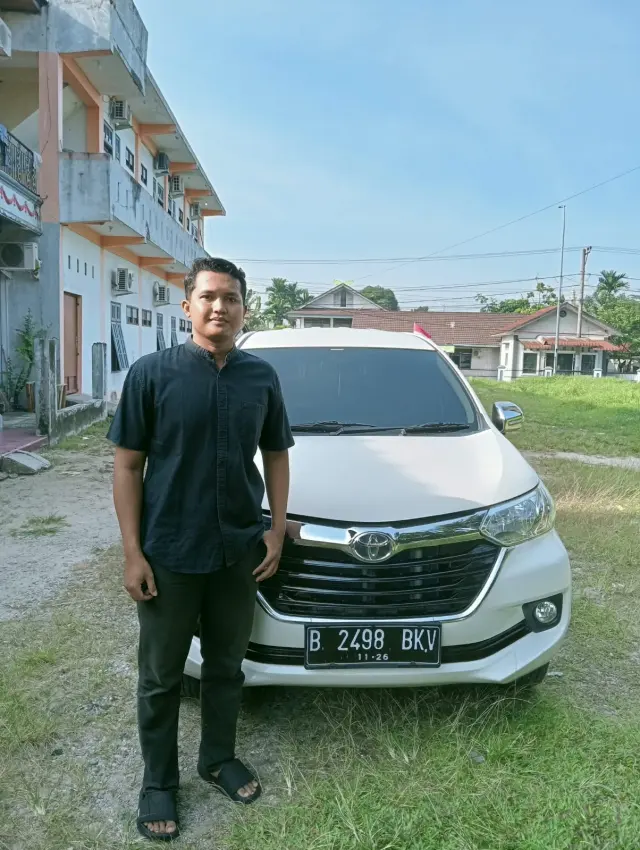 Serah terima Toyota Avanza kepada pelanggan Nadhira Rental Mobil Pekanbaru