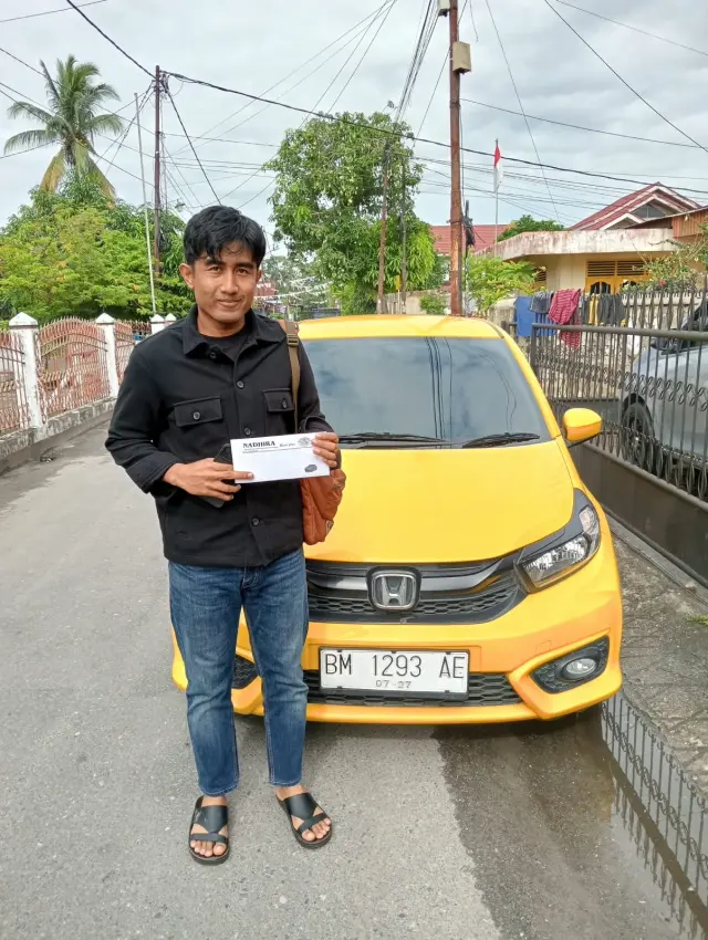 Serah terima Honda Brio kepada pelanggan Nadhira Rental Mobil Pekanbaru