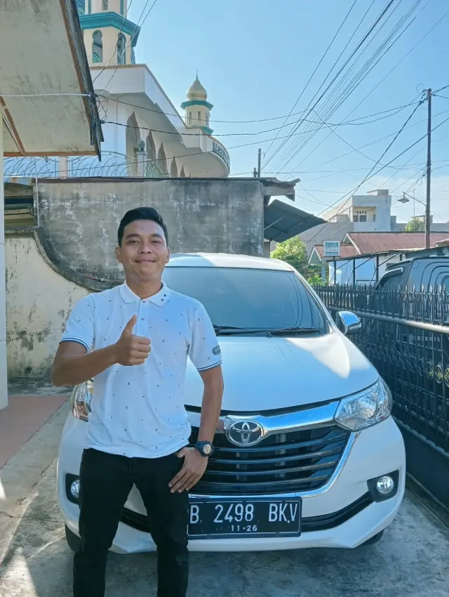 Serah terima Toyota Avanza kepada pelanggan Nadhira Rental Mobil Pekanbaru