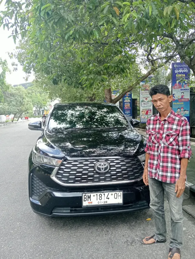 Serah terima Toyota Innova Zenix kepada pelanggan Nadhira Rental Mobil Pekanbaru