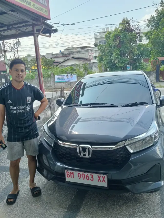 Serah terima Honda Brio kepada pelanggan Nadhira Rental Mobil Pekanbaru